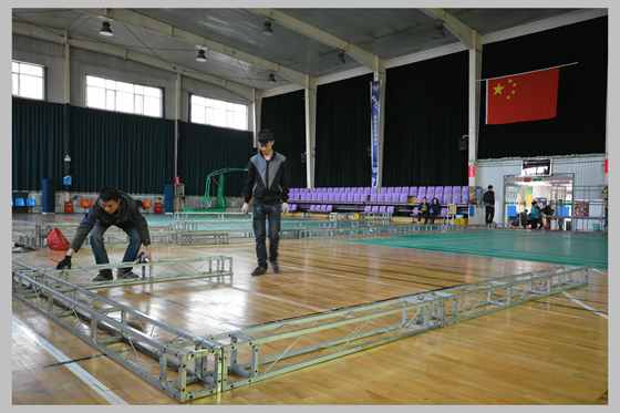 搭建人员在准备主背景桁架搭建